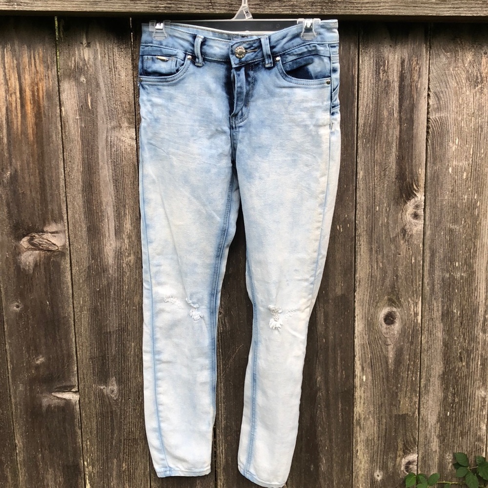 Size 4 Women’s acid wash/ stonewash skinny Jeans. Size 32. Runs Small